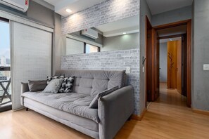 Apartemen | Area keluarga | Smart TV 43-inci dengan saluran TV kabel, Netflix, dan layanan streaming