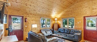 Beautiful Fall Getaway. Lakefront Property ONLY 9.5 miles from Road America !