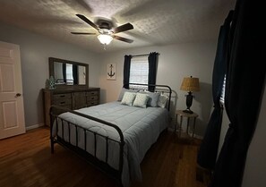 2 bedrooms, WiFi, bed sheets - Nestled A'more- Just under 1/2 mile from Moors Marina! (Gilbertsville)