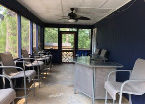 Outdoor dining - Nestled A'more- Just under 1/2 mile from Moors Marina! (Gilbertsville)