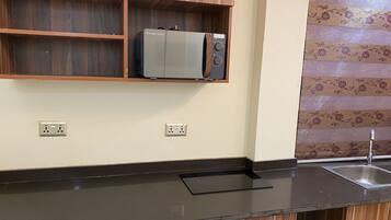 Jääkaappi, mikroaaltouuni, uuni, liesi