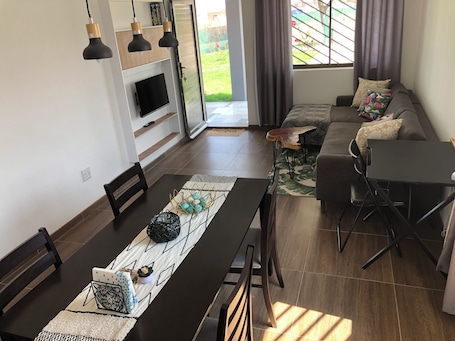 Smart TV. Morden F2 Farmhouse Nearby Etosha-National-Park.