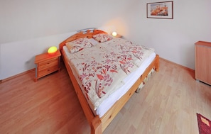 1 bedroom, travel cot, free WiFi, bed sheets