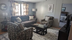 智能电视、壁炉、书、立体声音响