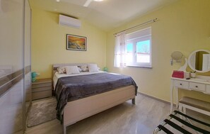 1 bedroom, in-room safe, free WiFi, bed sheets