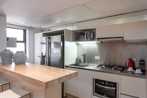 Departamento | Cocina privada | Refrigerador con congelador y utensilios de cocina 