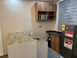Private kitchen - Gorgeous and spacious 2Br Apt in Kumasi, Free Breakfast, Internet and laundry! (Kumasi)