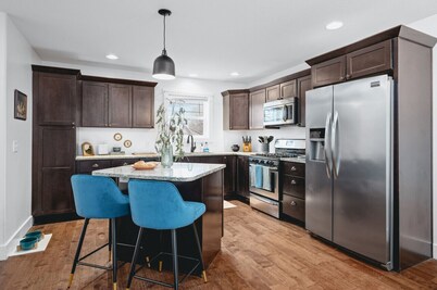 *NEW* Ivy House: 3BR Townhome Downtown Beaches Wineries