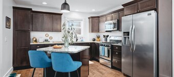 *NEW* Ivy House: 3BR Townhome Downtown Beaches Wineries