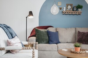Smart TV, chimenea y libros 