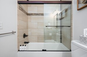 Een douche, een haardroger, handdoeken