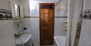 Sèche-cheveux, bidet, serviettes fournies, savon