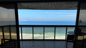 A balcony with a tiled floor and a view of the ocean. - 802 (Rio de Janeiro)