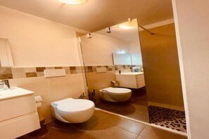 Dusj, hårføner, håndklær og såpe