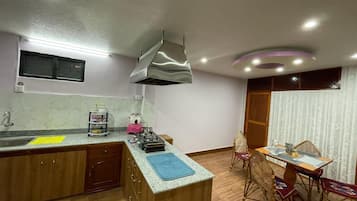 Apartamento Deluxe | Cocina privada | Papel de cocina