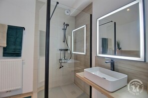 Een douche, een haardroger, handdoeken