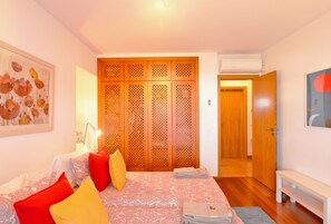 2 bedrooms, desk, iron/ironing board, travel cot - Vila Dona Anna - Townhouse Tavira (Tavira)