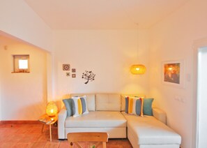 Téléviseur connecté, foyer, table de ping-pong, livres