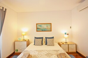 2 Schlafzimmer, Schreibtisch, Bügeleisen/Bügelbrett, Reisekinderbett