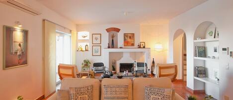 TV connectée, cheminée, table de tennis de table, livres