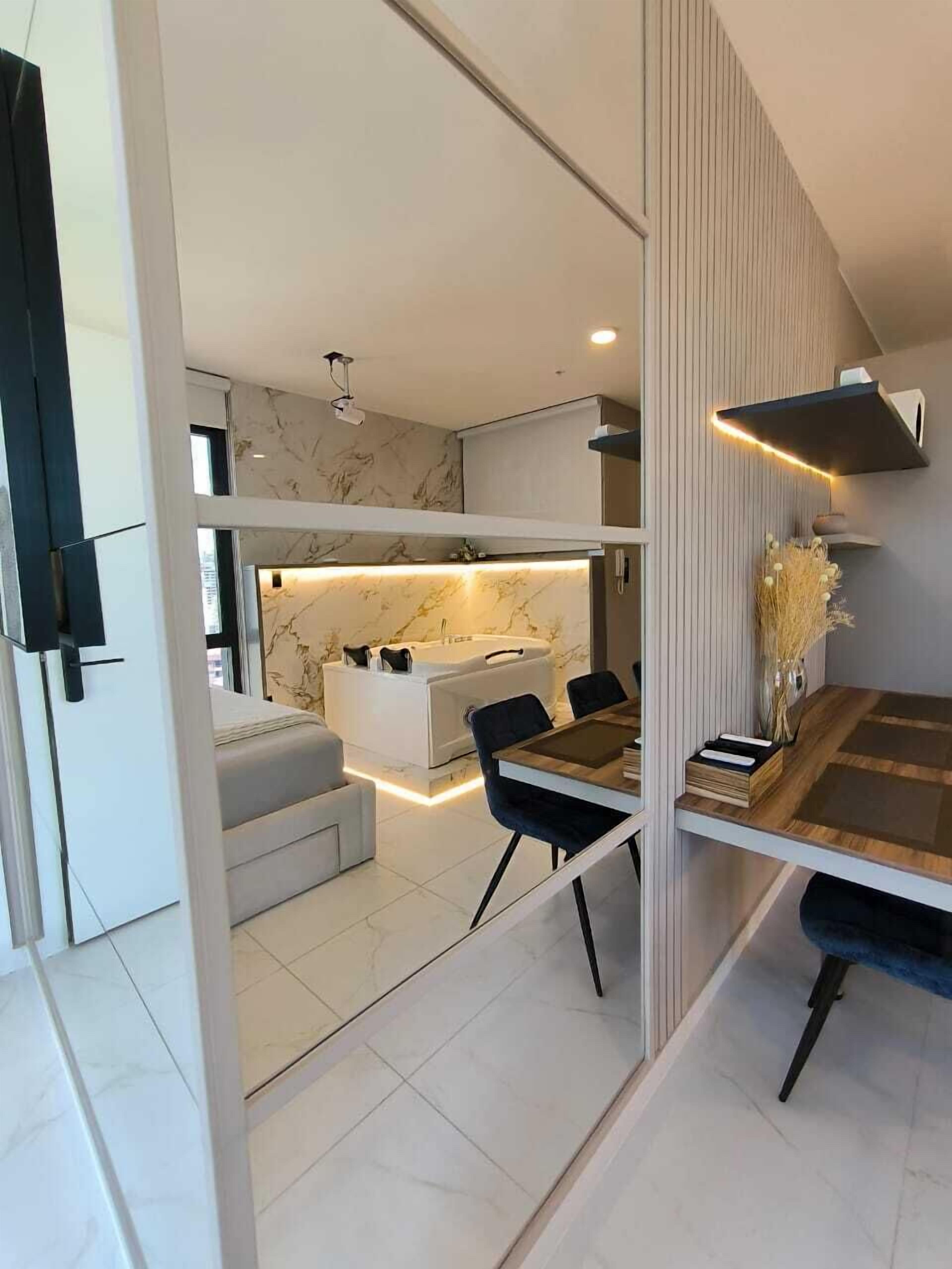 Estudi nupcial | Escriptori i espai de treball apte per a portàtils 