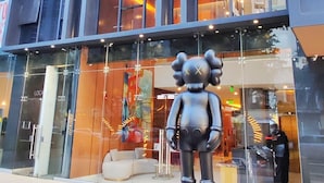 A modern building with large windows and a sculpture in front. - Republica del Salvador Coliving Ecuador (Quito)
