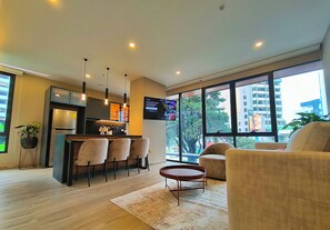 Phòng Suite Deluxe | Bếp riêng | Tủ lạnh nhỏ, lò vi sóng, dụng cụ pha cà phê/trà, máy xay cà phê 