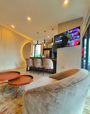 Phòng Suite Deluxe | Khu phòng khách | Smart TV, Netflix, dịch vụ stream 