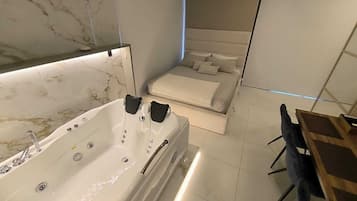 Honeymoon Studio | Private spa tub