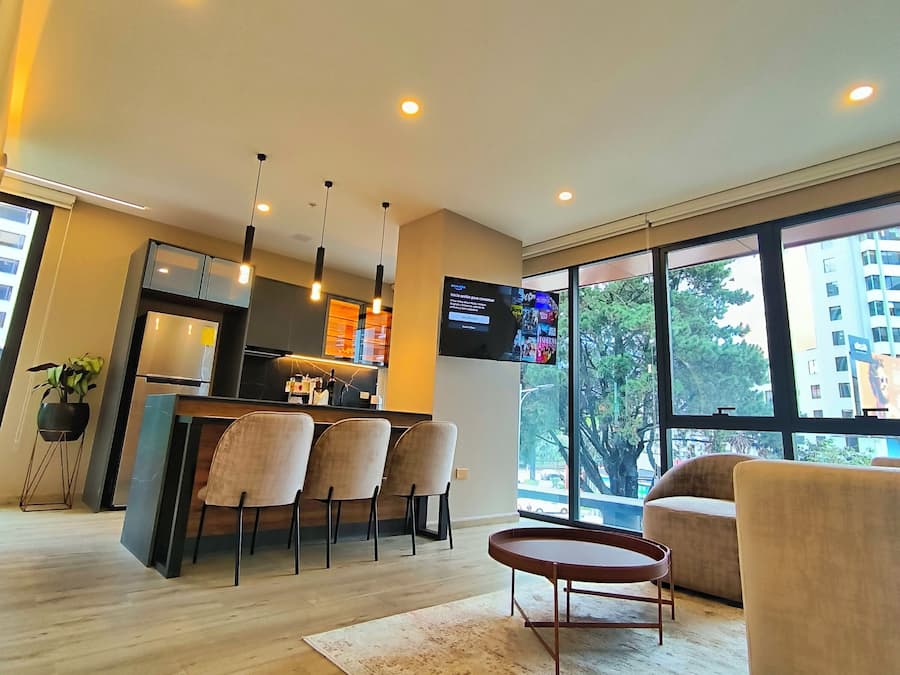 Suite Deluxe | Zona de estar | Una Smart TV, Netflix, servicios de streaming