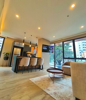 Suite Deluxe | Sala d'estar | Televisor intel·ligent, Netflix i serveis de streaming