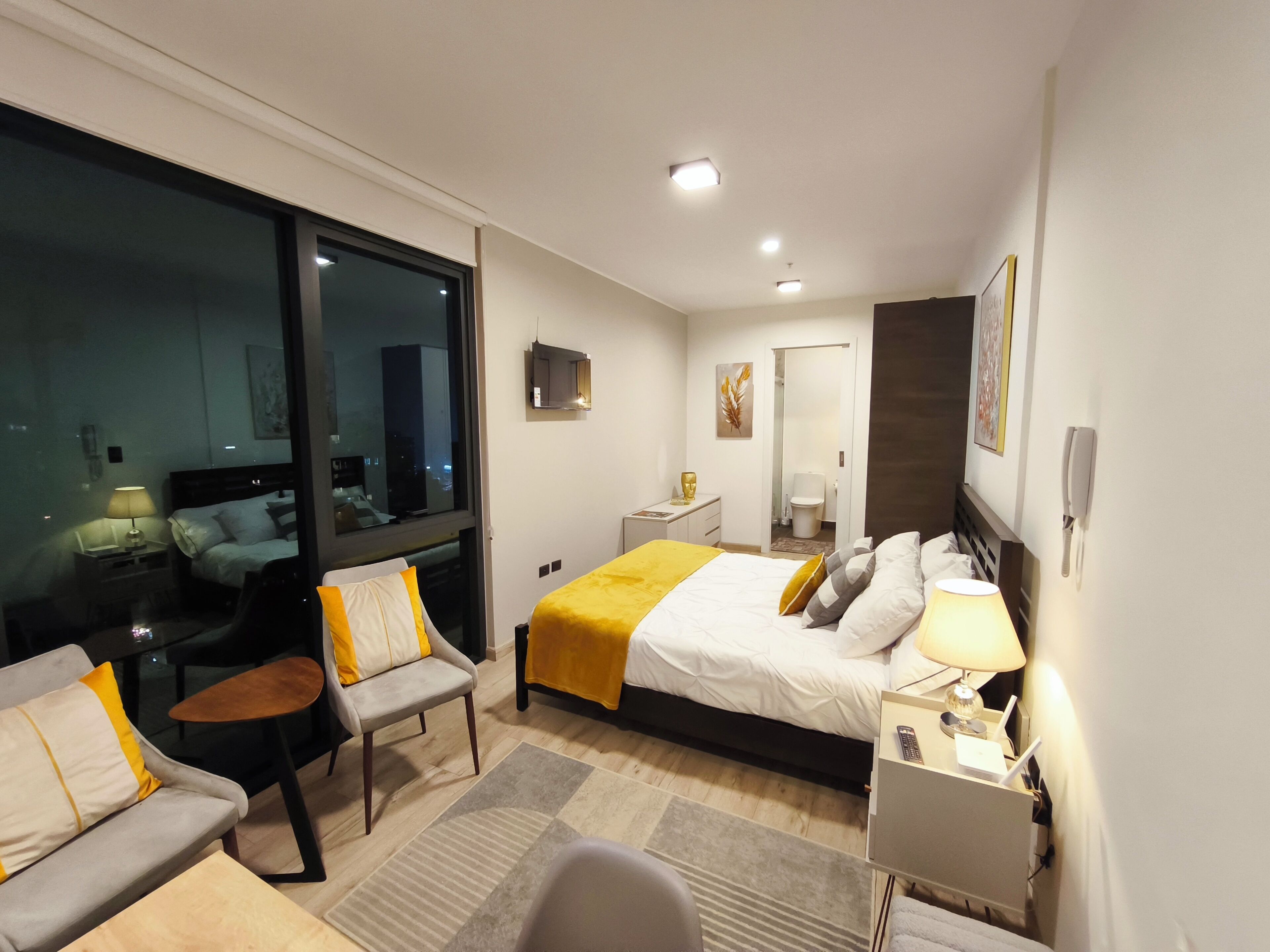 Classic Studio | Desk, laptop workspace, soundproofing, free WiFi