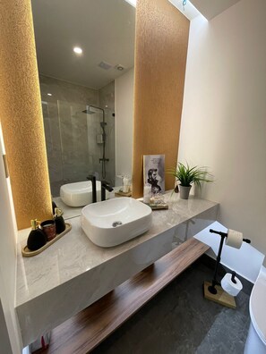 Design-studiolejlighed | Badeværelse | Brusehoved med hydromassage, gratis toiletartikler, hårtørrer