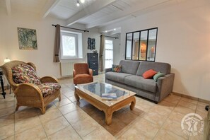 Una televisión, libros