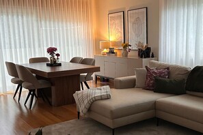 Smart TV, fireplace