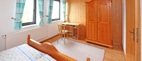 1 bedroom, bed sheets