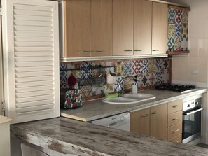 Réfrigérateur, four à micro-ondes, un four, surface de cuisson