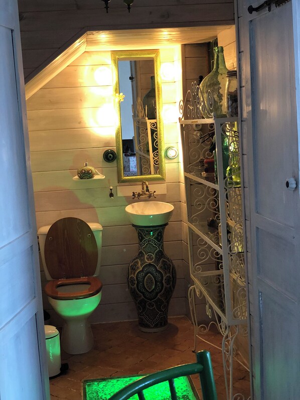Haartrockner, Bidet, Handtücher, Seife