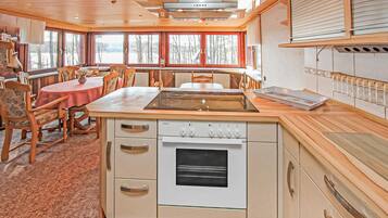 Een koelkast, een oven, een kookplaat, een vaatwasser