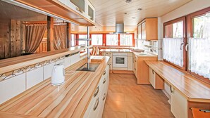 Una cocina compacta con encimeras de madera, horno integrado y un lavamanos.