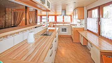 Een koelkast, een oven, een kookplaat, een vaatwasser