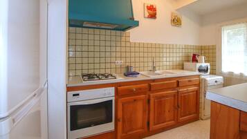 Frigorifero, forno, piano cottura, lavastoviglie