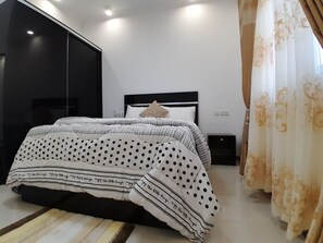 2 habitaciones, tabla de planchar con plancha, wifi y ropa de cama 