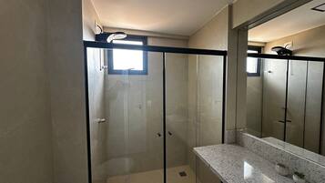 Apartment | Badezimmer | Haartrockner, Handtücher, Seife, Shampoo