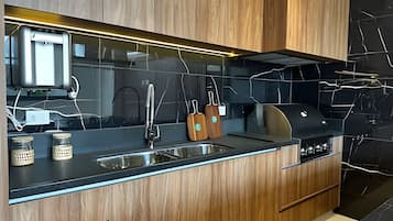 Apartamento | Cozinha privada | Geladeira grande, micro-ondas, máquina de café expresso