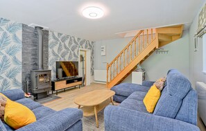 Een open haard, een tafeltennistafel en een stereo