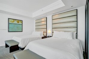 1 bedroom, in-room safe, iron/ironing board, free WiFi - Fontainebleau Oceanfront,2 dbl queen bed &Pull-out (Miami Beach)