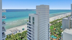 Un hôtel de grande hauteur offrant une vue sur une plage et l’océan.