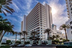 Exterior - Fontainebleau Oceanfront,2 dbl queen bed &Pull-out (Miami Beach)