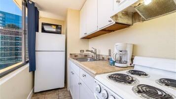 Kühlschrank, Mikrowelle, Ofen, Kochgeschirr/Geschirr/Besteck